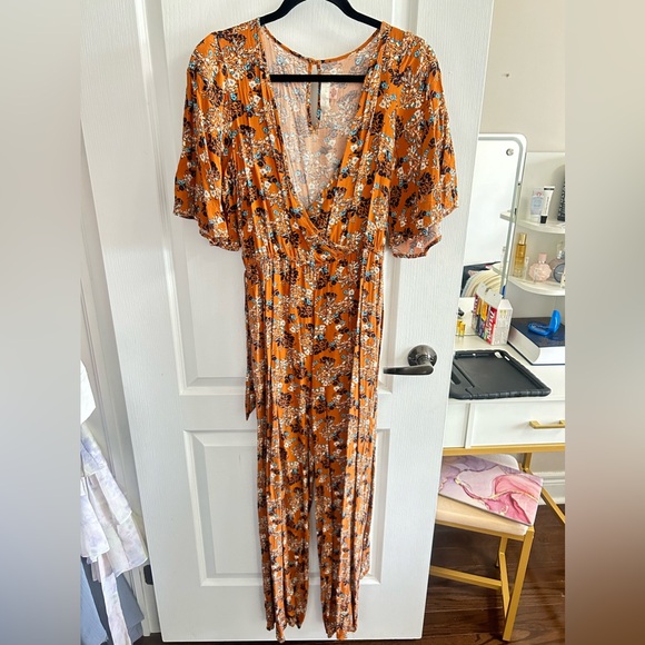 Beautiful patterned jumpsuit with matching belt only worn a few times - Picture 1 of 2